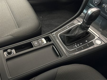 2019 Volkswagen Golf COMFORTLINE**TOUCHSCREEN MEDIA**APPLE CAR PLAY**REVERSE CAMERA**PARKING SENSORS**MULTIFUNCTIONAL STEERING WHEEL**CRUSIE CONTROL**DUAL CLIMATE**CLOTH SEATS**ELECTRIC WINDOWS**AIRCONDITIONING**ISOFIX** €19,495 thumbnail