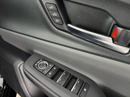 2025 Toyota Prius PLUG-IN HYBRID €37,950 thumbnail