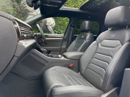 2025 Volkswagen Touareg - thumbnail 8