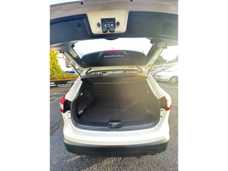 2015 Nissan Qashqai 1.5 DSL SV 4DR €8,950 thumbnail