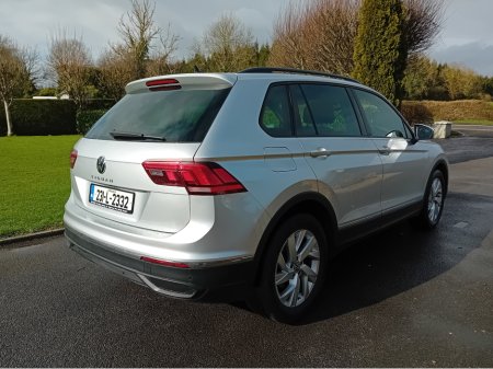 2023 Volkswagen Tiguan LIFE 2.0 TDI MANUAL 6SPEED FWD 122BHP 5 thumbnail