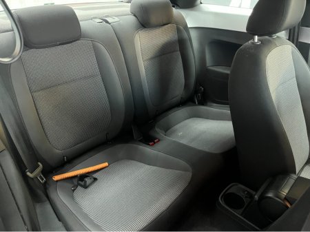 2013 Volkswagen Beetle - thumbnail 11