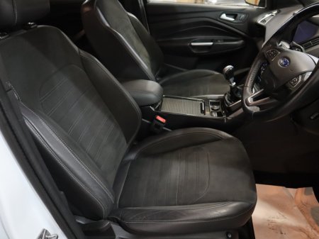 2017 Ford Kuga 1.5 TDCI 120PS FW FWD 4DR ST-LINE €15,800 thumbnail