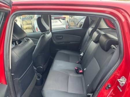 2016 Toyota Yaris - thumbnail 7