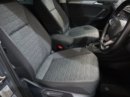 2022 Volkswagen Tiguan *98* LIFE TSI PHEV S-A DSG €29,700 thumbnail