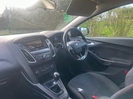 2016 Ford Focus - thumbnail 11