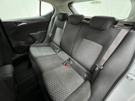 2017 Vauxhall Astra - thumbnail 4