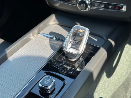 2025 Volvo XC60 - thumbnail 4