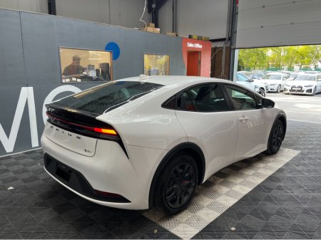 2024 Toyota Prius - photo 2