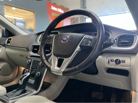 2015 Volvo V40 2015 VOLVO V40 D4 SE 2.0 AUTOMATIC / CRUISE CONTROL / REVERSE CAMERA / PADDLE SHIFTERS thumbnail