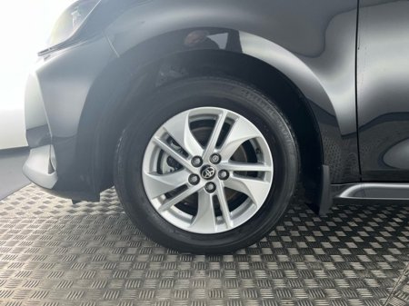 2023 Toyota Yaris HYBRID LUNA €24,450 thumbnail