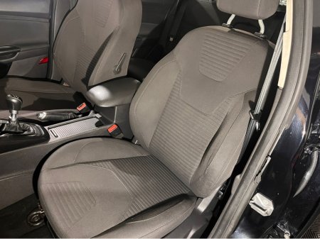 2016 Ford Focus - thumbnail 11