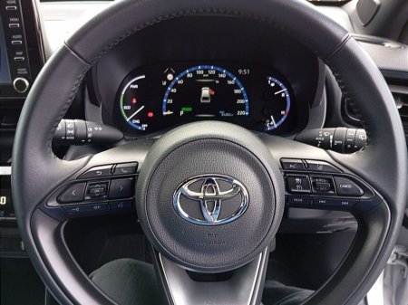 2024 Toyota Yaris Cross 1.5 Hybrid Luna Sport (Pearl white) €30,850 thumbnail