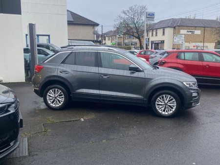 2021 Volkswagen T-Roc Design 1.0 TSI M6F 110HP 5DR €22,995 thumbnail