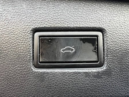 2020 Volkswagen Tiguan R-LINE 2.0 TDI // OPENING PAN ROOF // 19" R-LINE ALLOYS // HEATED R-LINE LEATHER SEATS // 360 PARKING SENSORS €28,900 thumbnail