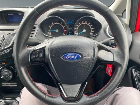 2016 Ford Fiesta - thumbnail 13