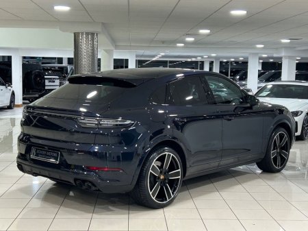 2023 Porsche Cayenne - view 3