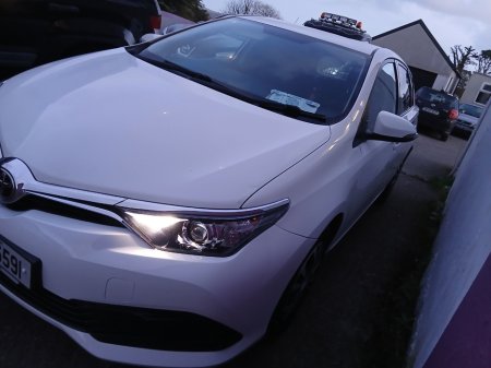 2017 Toyota Auris - view 4