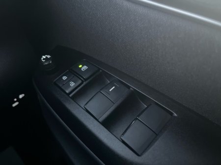 2024 Toyota Yaris YARIS HYBRID 1.5 LUNA €25,444 thumbnail