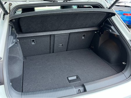 2023 Volkswagen T-Roc R-LINE AUTOMATIC 2.0 DIESEL //HALF LEATHER HEATED SEATS//REVERSE CAMERA//ADAPTIVE CRUISE CONTROL//KEYLESS ENTRY// €31,950 thumbnail