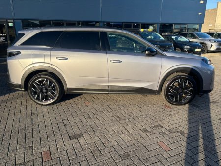 2025 Peugeot 5008  €44,950