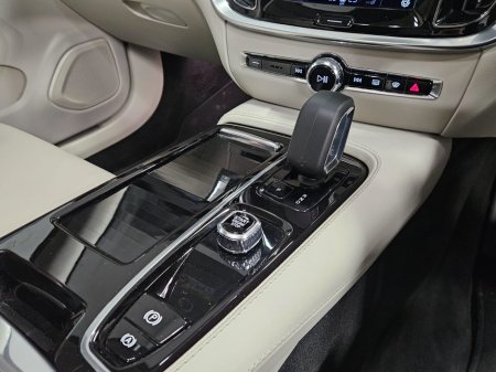 2022 Volvo V60 PHEV T8 (455hp) Ultimate Dark AWD €27,950 thumbnail