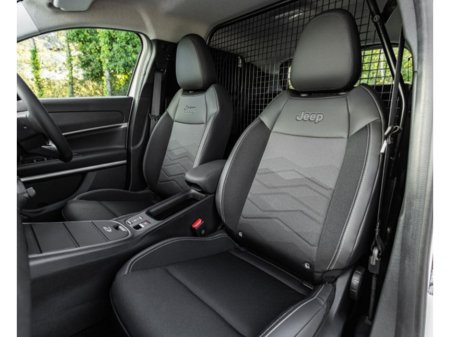 2026 Jeep Avenger AVENGER BEV 54KWH LONGITUDE 156HP €25,713 thumbnail