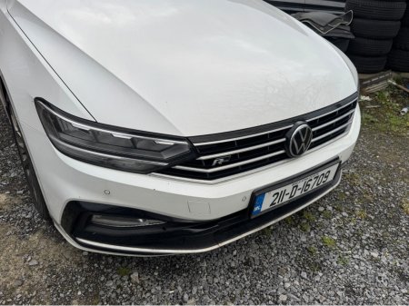 2021 Volkswagen Passat R-LINE 2.0 TDI MANUAL 6SPEED FWD 150 4DR €23,950 thumbnail