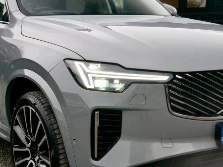 2025 Volvo XC90 T8 PHEV AWD Ultra Bright thumbnail