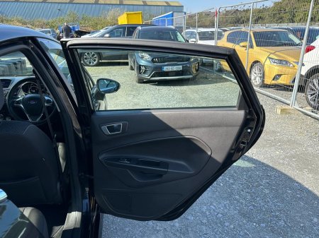 2016 Ford Fiesta - thumbnail 11