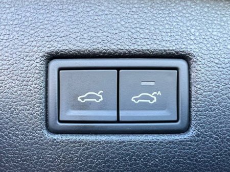 2018 Volkswagen Tiguan HIGHLINE 2.0 TDI 4MOTION // LEATHER HEATED SEATS // DIGITAL CLUSTER //360 SURROUND PARKING CAMERAS €26,900 thumbnail