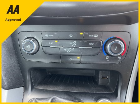 2016 Ford Focus - view 4