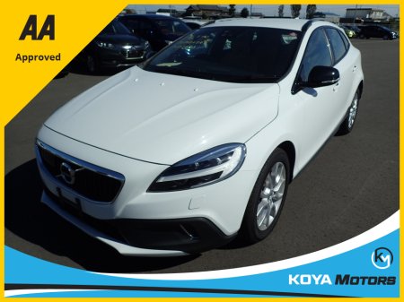 2018 Volvo V40 2.0 D4 CROSS COUNTRY SE LUXURY DIESEL 190 BHP AUTOMATIC // FULL LEATHER ELECTRIC SEATS // REVERSING CAMERA // CRUISE CONTROL // LANE ASSIST // FULL HARMAN KARDON SURROUND SOUND SYSTEM // TOP SPEC €17,950