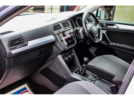 2018 Volkswagen Tiguan - thumbnail 28