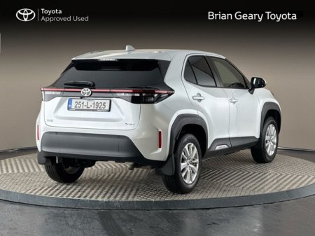 2025 Toyota Yaris Cross Luna Hybrid *Pearl White* €30,950 thumbnail