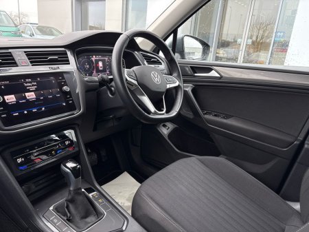 2024 Volkswagen Tiguan - view 2