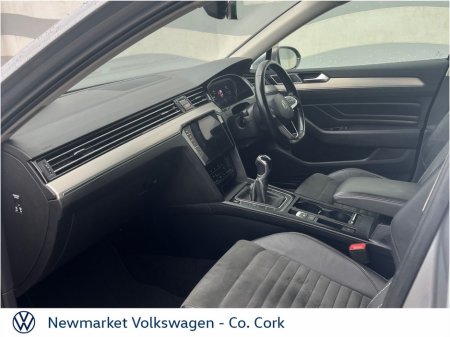 2021 Volkswagen Passat - view 4