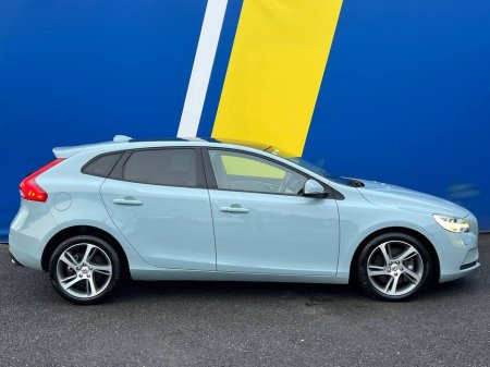 2017 Volvo V40 D4 2.0 D // PANORAMIC SUNROOF // VOLVO SERVICE HISTORY // REVERSE CAMERA €16,900