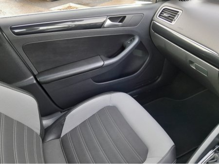 2015 Volkswagen Jetta - thumbnail 33