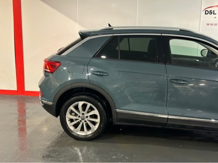 2023 Volkswagen T-Roc STYLE 2.0 TDI MANUAL 6SPEED FWD 116HP €29,950 thumbnail