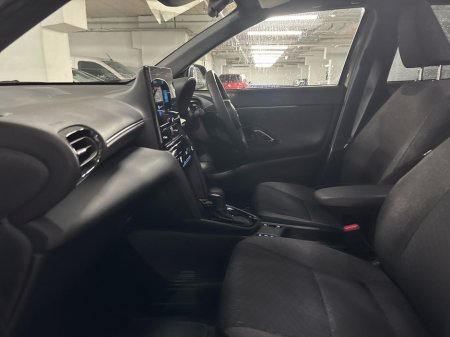 2025 Toyota Yaris Cross - thumbnail 6