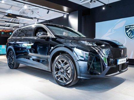 2025 Peugeot 5008 STD Allure Mhev 136 E-dsc6 4DR €49,900