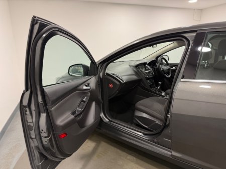 2017 Ford Focus - thumbnail 18