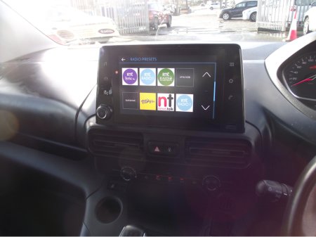 2019 Peugeot Rifter ALLURE 1.5 HDI 100PS 5DR MPV €17,950 thumbnail