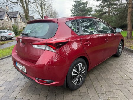 2017 Toyota Auris 1.33 VVT-I ACTIVE TSS 5DR S/S 100BHP €13,950 thumbnail