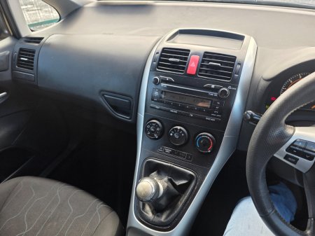 2011 Toyota Auris - thumbnail 10