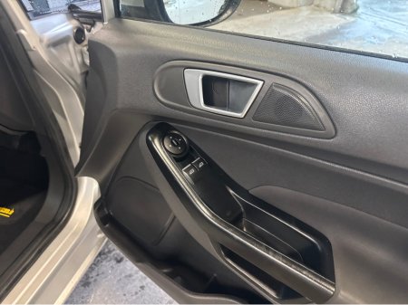 2016 Ford Fiesta - thumbnail 9