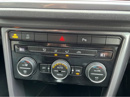 2020 Volkswagen T-Roc R-LINE AUTOMATIC 2.0 DIESEL //HALF LEATHER SEATS//KEYLESS ENRTY//ADAPTIVE CRUISE CONTROL//REVESE CAMERA// €25,950 thumbnail