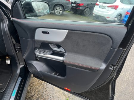 2024 Mercedes-Benz EQA 300 AMG LINE 4MATIC €34,950 thumbnail