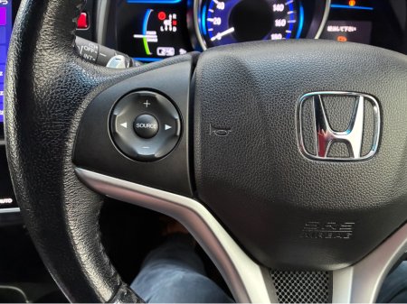 2016 Honda Fit DAA-GP5 €12,750 thumbnail